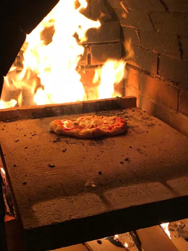 ピザ窯で焼いたピザ
